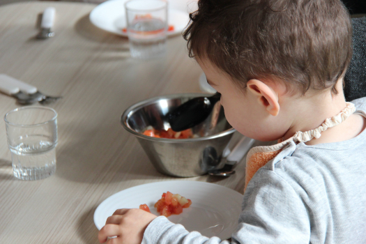 photo bébé qui mange