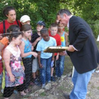 Les enfants du centre de loisirs avec Henri Clément