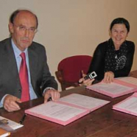Elvira Jaouën et Alain Plattard signent la convention pour la restauration de l'église Saint-Martin