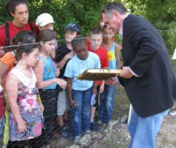 Les enfants du centre de loisirs avec Henri Clément