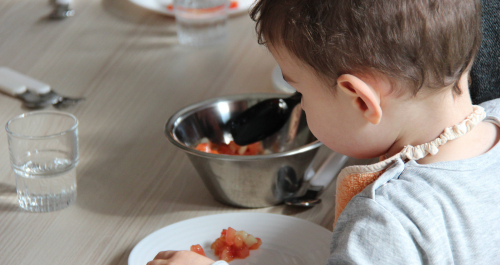 photo bébé qui mange